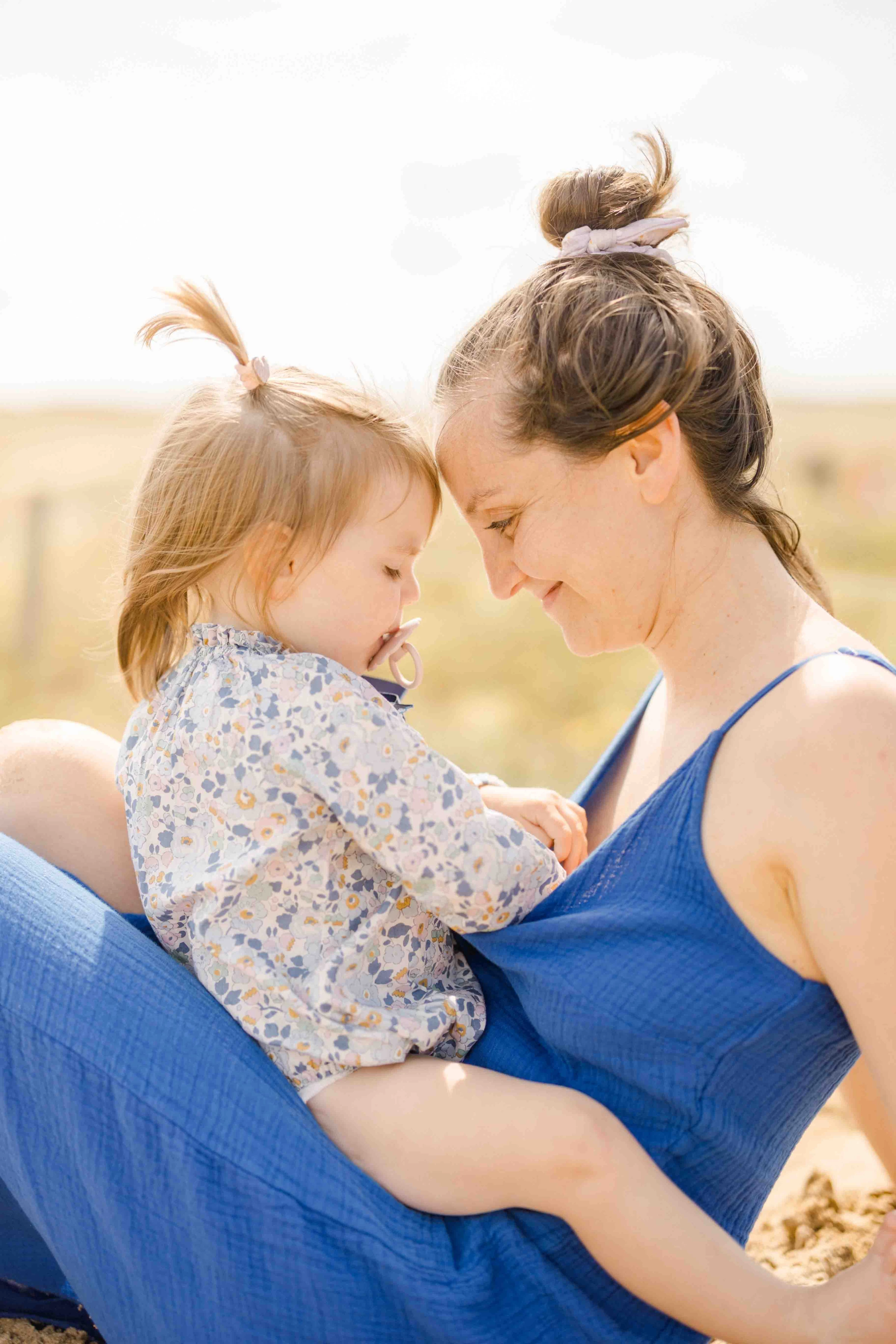 bonheur enfant amour gris marron